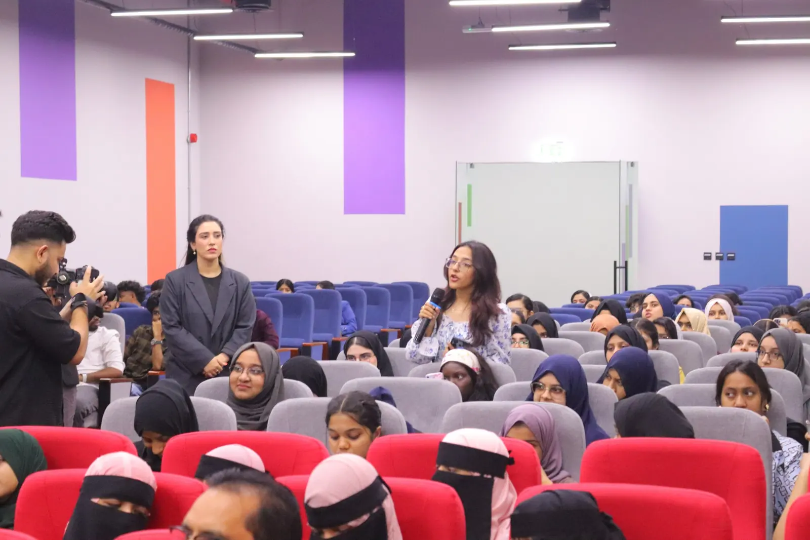 hero-auditorium-qa.webp