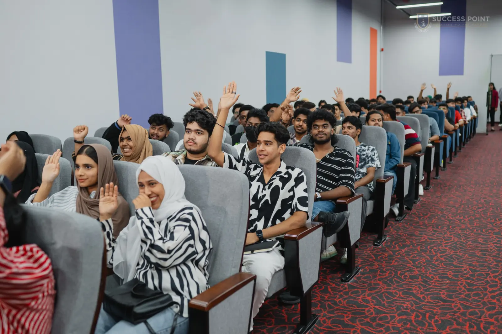 hero-seminar-hands.webp